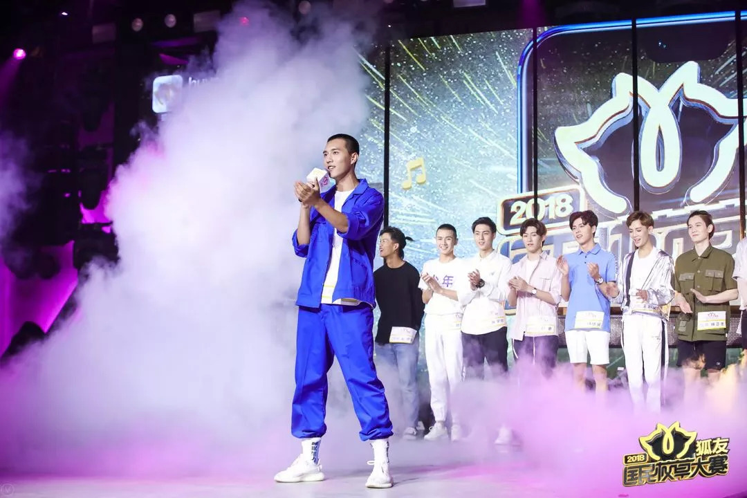 开挖掘机的校草