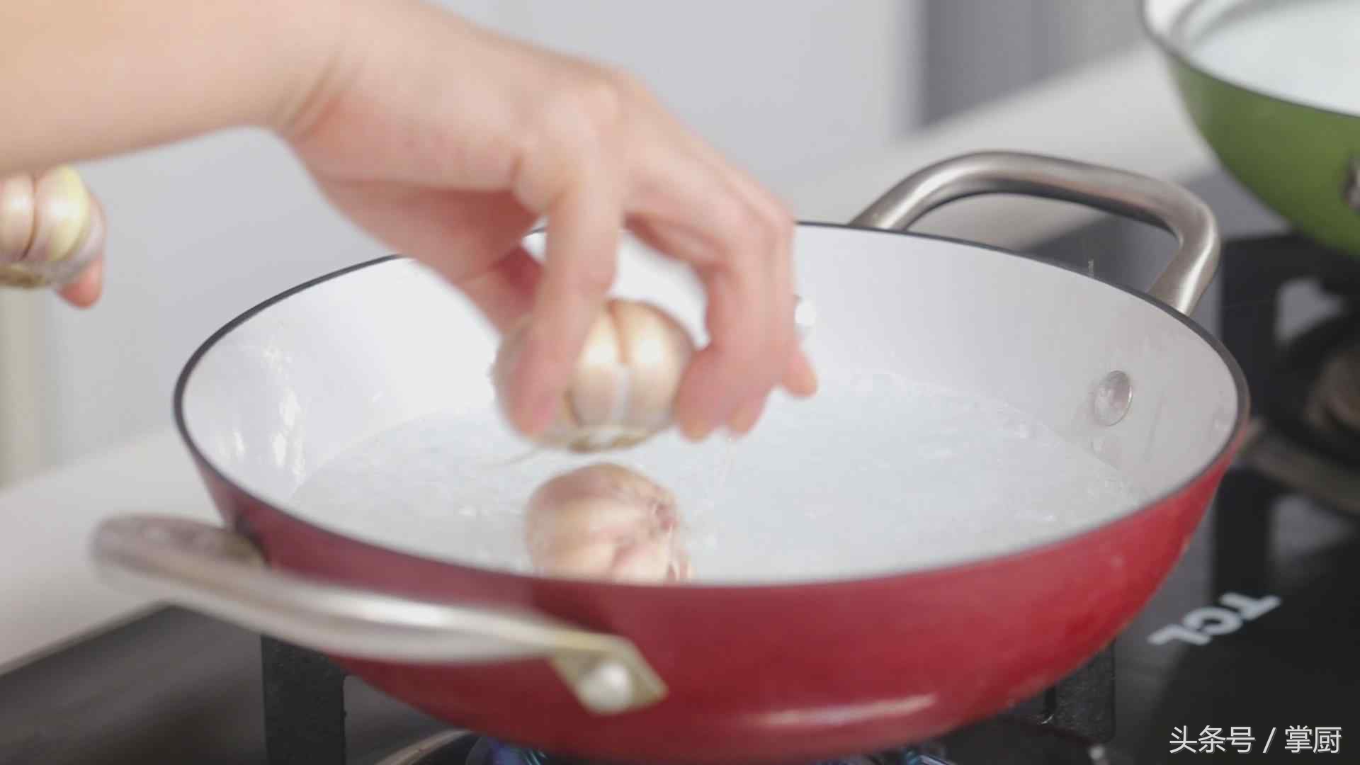 烤大蒜的做法（12步做出外酥里嫩的蜜烤香蒜）