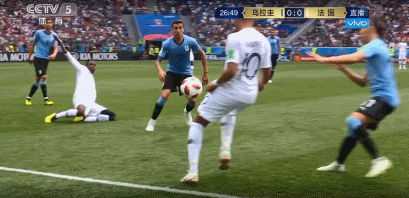 法国2:0淘汰乌拉圭，法国小将姆巴佩上演本届世界杯最滑稽一幕！