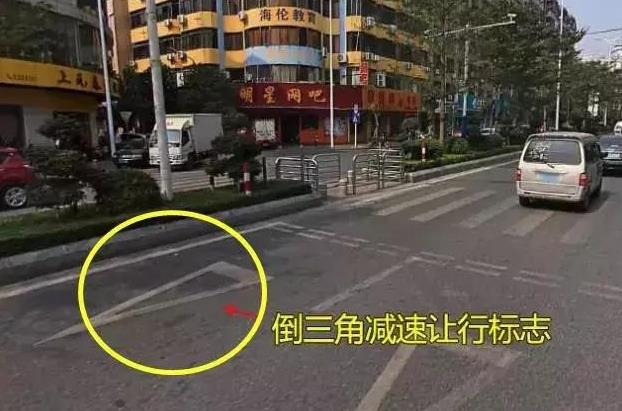 道路上遇到这种标志，禁止左转又禁止右转，连老司机都懵了！