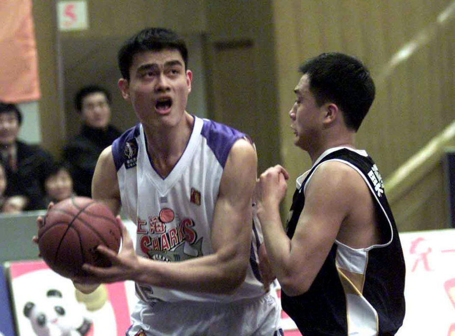 上海队为什么会打nba(周琦去NBA已经很容易了！还记得当年上海队给姚明开的4大条件吗？)