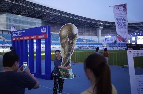 大蓝鲸龙江体育超级足球赛三强决出 球迷派对享足球世界杯决赛夜