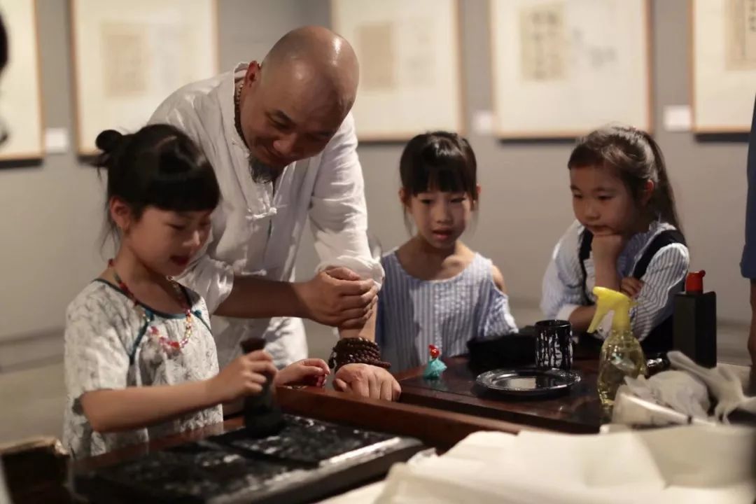 这门传统手艺，在清末衰落，让鲁迅惋惜，却正被他传向世界