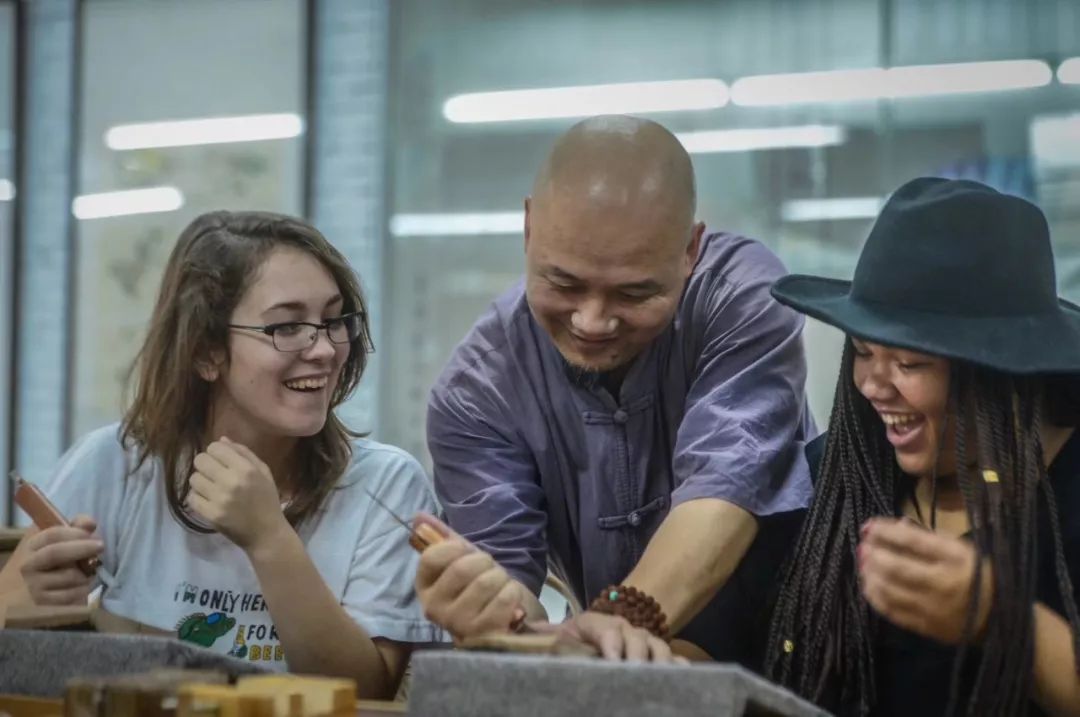 这门传统手艺，在清末衰落，让鲁迅惋惜，却正被他传向世界