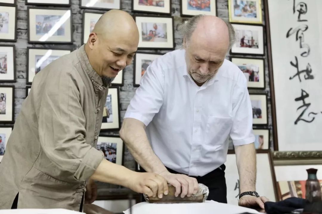 这门传统手艺，在清末衰落，让鲁迅惋惜，却正被他传向世界