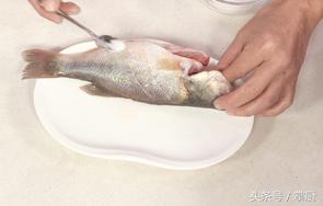鲈鱼怎么做好吃？试试用酸甜的柠檬汁去腥提鲜，口感超好！