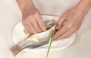 鲈鱼怎么做好吃？试试用酸甜的柠檬汁去腥提鲜，口感超好！