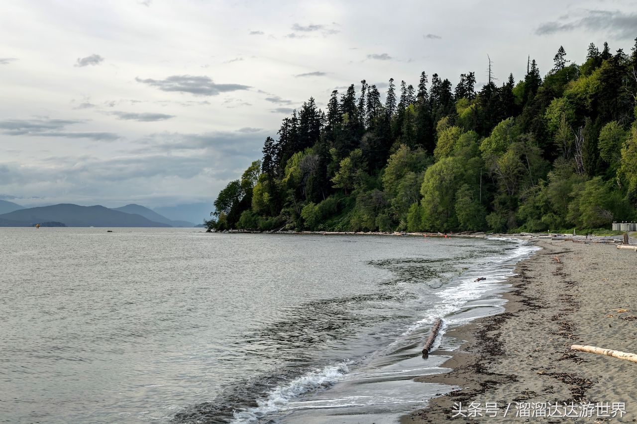 意想不到的十个裸体海滩天体浴场，人们真的是来晒黑的吗？