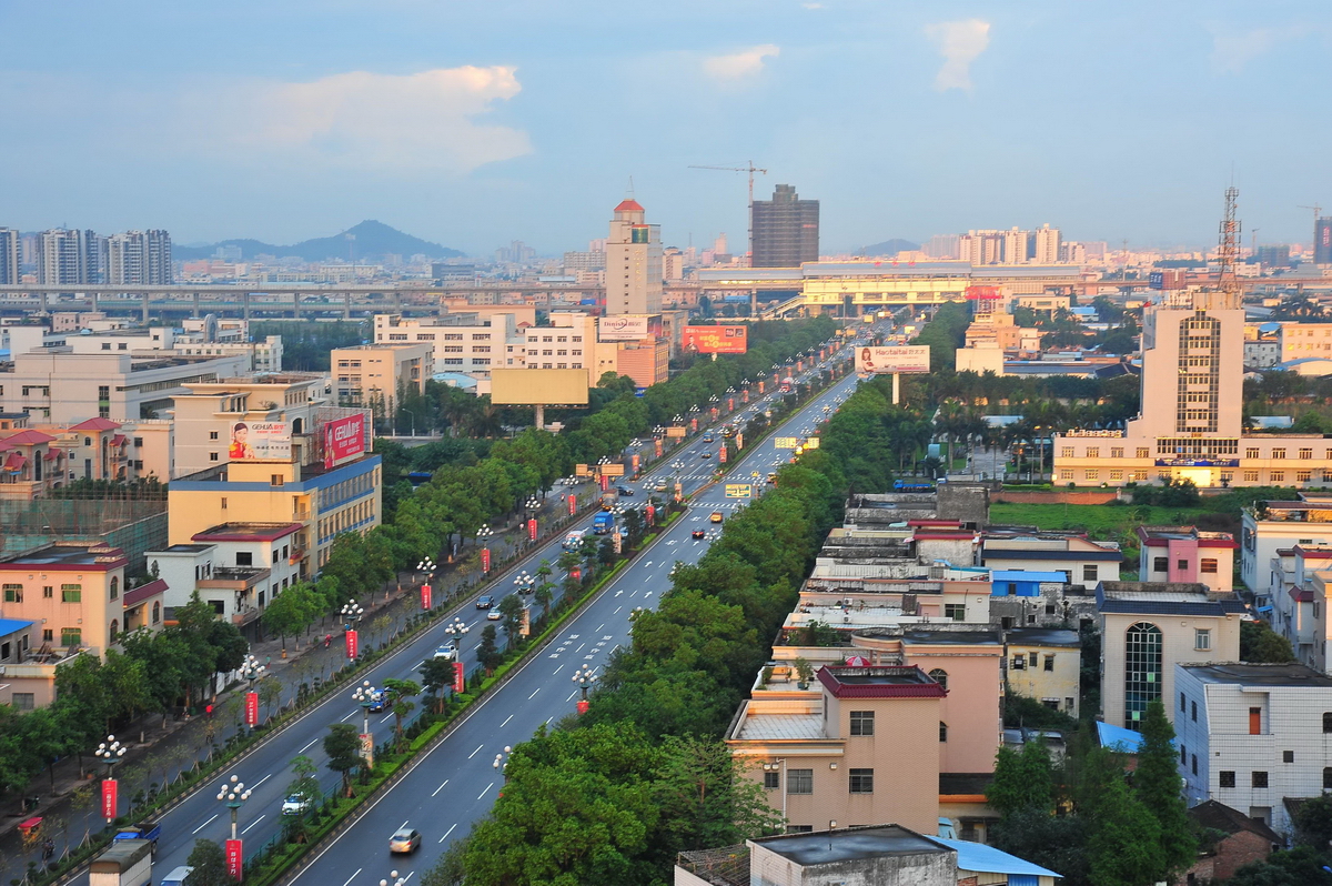 南头镇位于中山市的北部,从地图上可以看到,南头镇和山市顺德区容桂