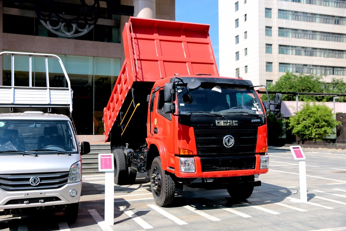 150马力蓝牌重载自卸车,老城区狭窄街道也能进出自如