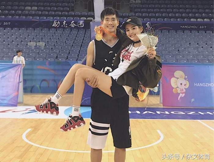 王泽奇为什么不参加cba(为了北大放弃CBA! 他曾为中国男篮出场，现在与NBA女主播很幸福)