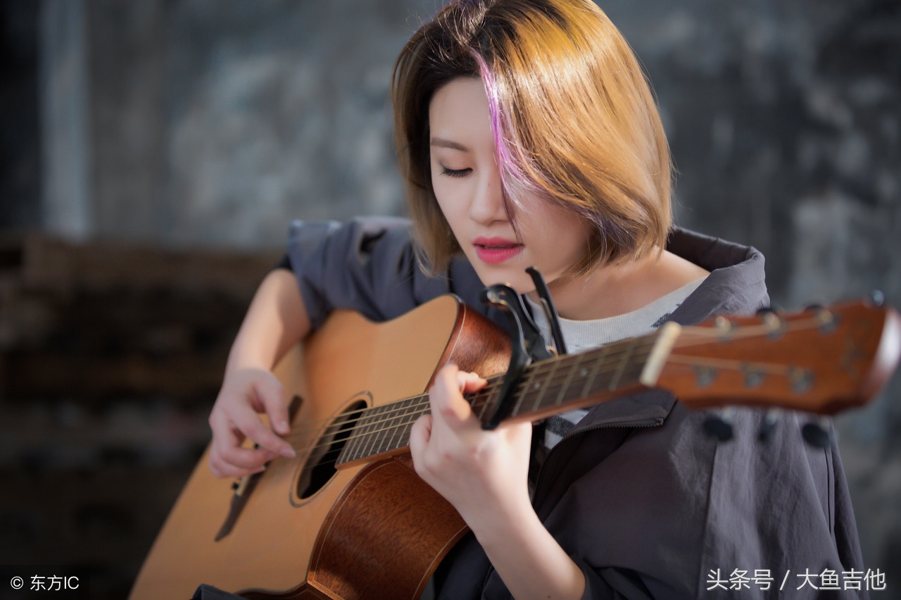 学吉他自学好吗？还是要花钱报吉他培训班