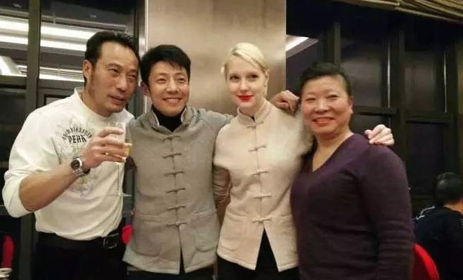 李白撒贝宁的老婆(撒贝宁和小13岁娇妻李白总穿情侣装，这还是那个法制主持人吗？)