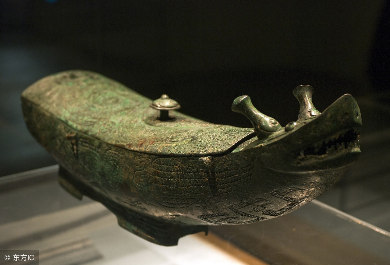 【觥,读gōng】一种盛酒器,出现于商代晚期,沿用至西周早期.