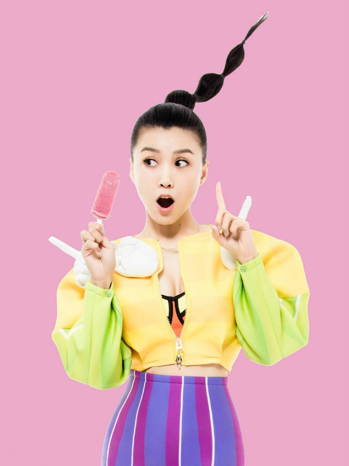 《要抱抱》是由王蓉作词,作曲并演唱的一首单曲,由老猫担任制作人,于