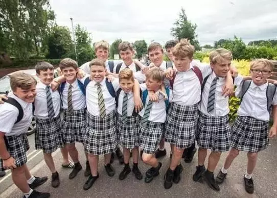 英国中学奇葩校规笑出内伤，但还是被中国中学完败哈哈哈哈哈！