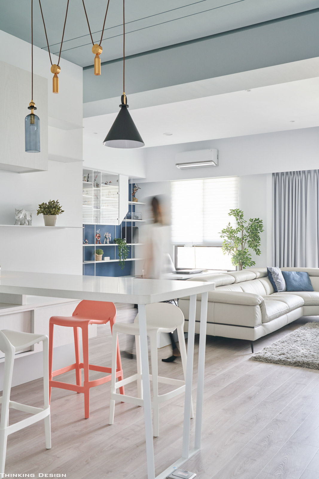 現代簡約家居裝潢實景效果圖，白色調讓居宅更形清爽