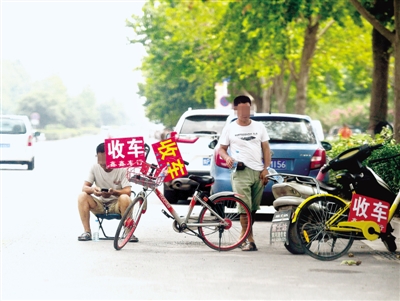 文化路东风渠桥周边二手车占道销售，影响市民出行，谁来管管？