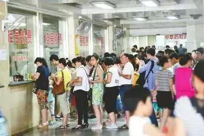 奇葩!卫生室“打针输液60元起”,网友:生病还有最低消费?