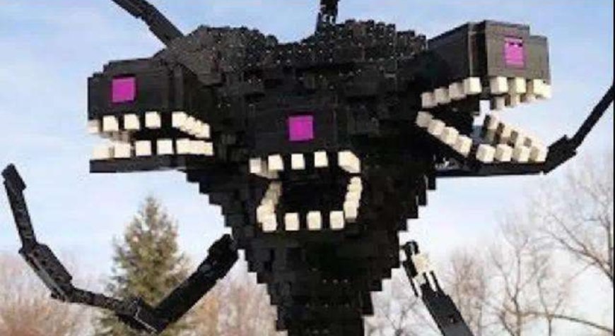 实体303的武器拥有的"镰刀"有着强悍的黑暗属性,这把武器的外观也非常