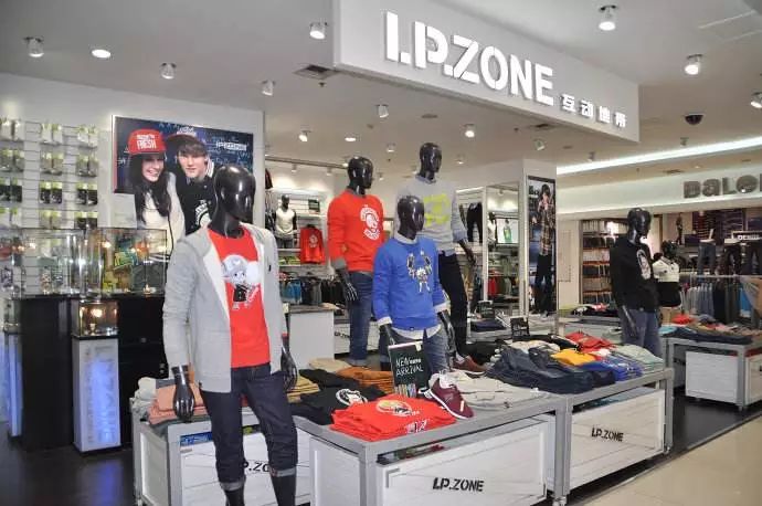 从一线名牌到18线地摊，关店3000家，班尼路早已走上死路！