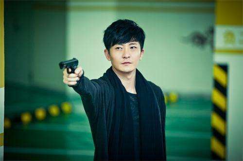 她曾和洪金宝,范冰冰共同出演《特警飞龙》,在里面饰演女二号姜雪,还