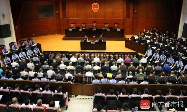 居委会党委书记成黑老大，受审时54名被告、74人律师，场面壮观！