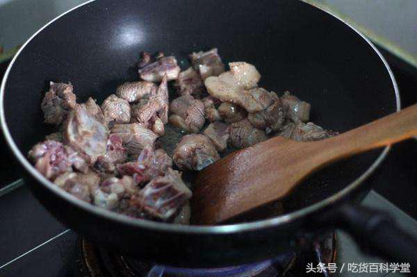 炖“老鸭汤”时，要不要先焯水？我总是糊涂弄错，难怪腥味重