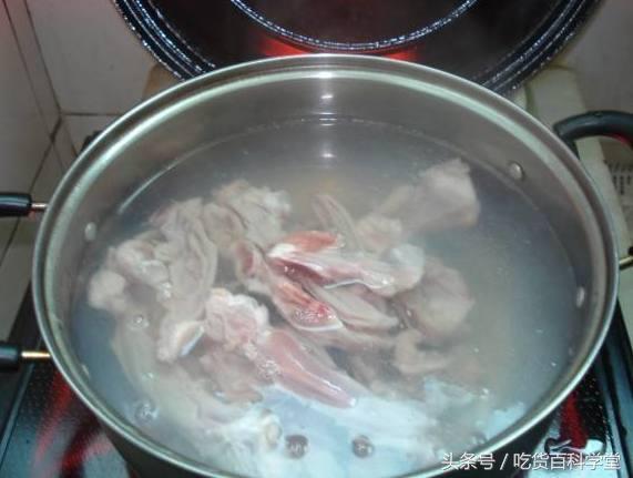 炖“老鸭汤”时，要不要先焯水？我总是糊涂弄错，难怪腥味重
