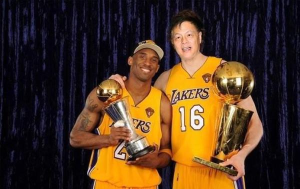 为什么nba球员姓氏多(为何叫NBA球星都喊他们的姓，而科比喊的是名？)