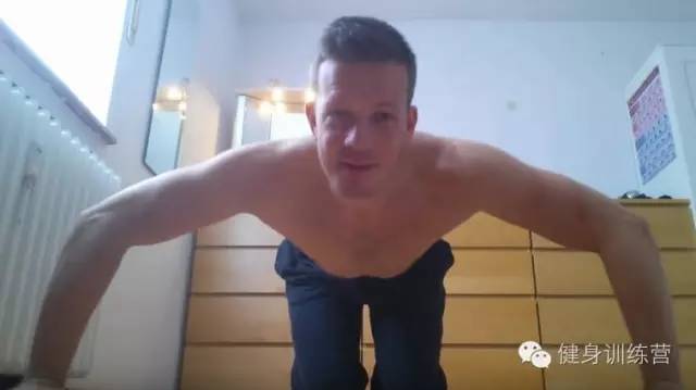 你究竟是在做俯卧撑，还是自残？！