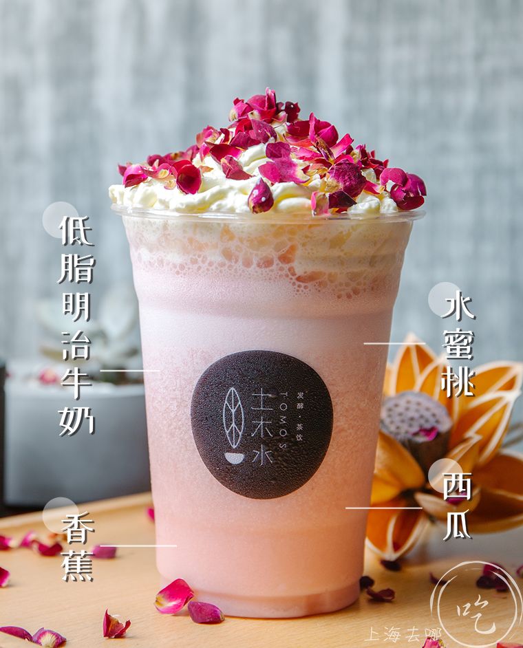 再加入大块的水蜜桃,香蕉,西瓜和冰块现点现榨,拍照的速度要快,雪顶