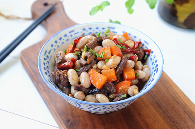 花豆的做法很多,跟猪肉,牛肉搭配着一起炒都很美味,花豆富含膳食纤维