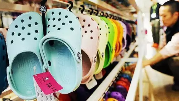 网传“洞洞鞋”鼻祖倒闭关厂？Crocs：你们想太多