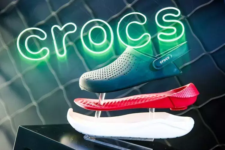 网传“洞洞鞋”鼻祖倒闭关厂？Crocs：你们想太多