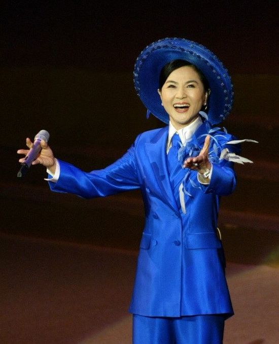 “帽子歌后”凤飞飞，与邓丽君齐名，夫妻患癌香港去世，归葬故乡