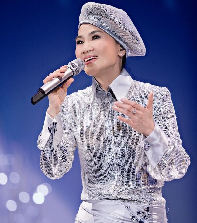 “帽子歌后”凤飞飞，与邓丽君齐名，夫妻患癌香港去世，归葬故乡