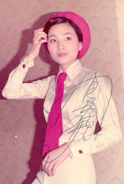 “帽子歌后”凤飞飞，与邓丽君齐名，夫妻患癌香港去世，归葬故乡