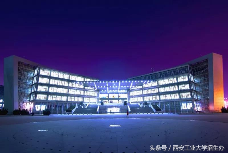 开学了！学长怎么给学妹介绍学校，非常急，在线等！