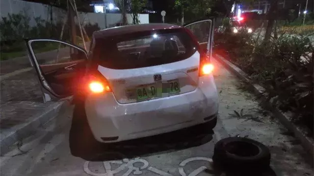 共享汽车员工半夜给车充电,车轮竟突然飞出!事故还在调查中