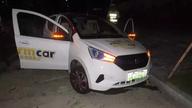 共享汽车员工半夜给车充电,车轮竟突然飞出!事故还在调查中