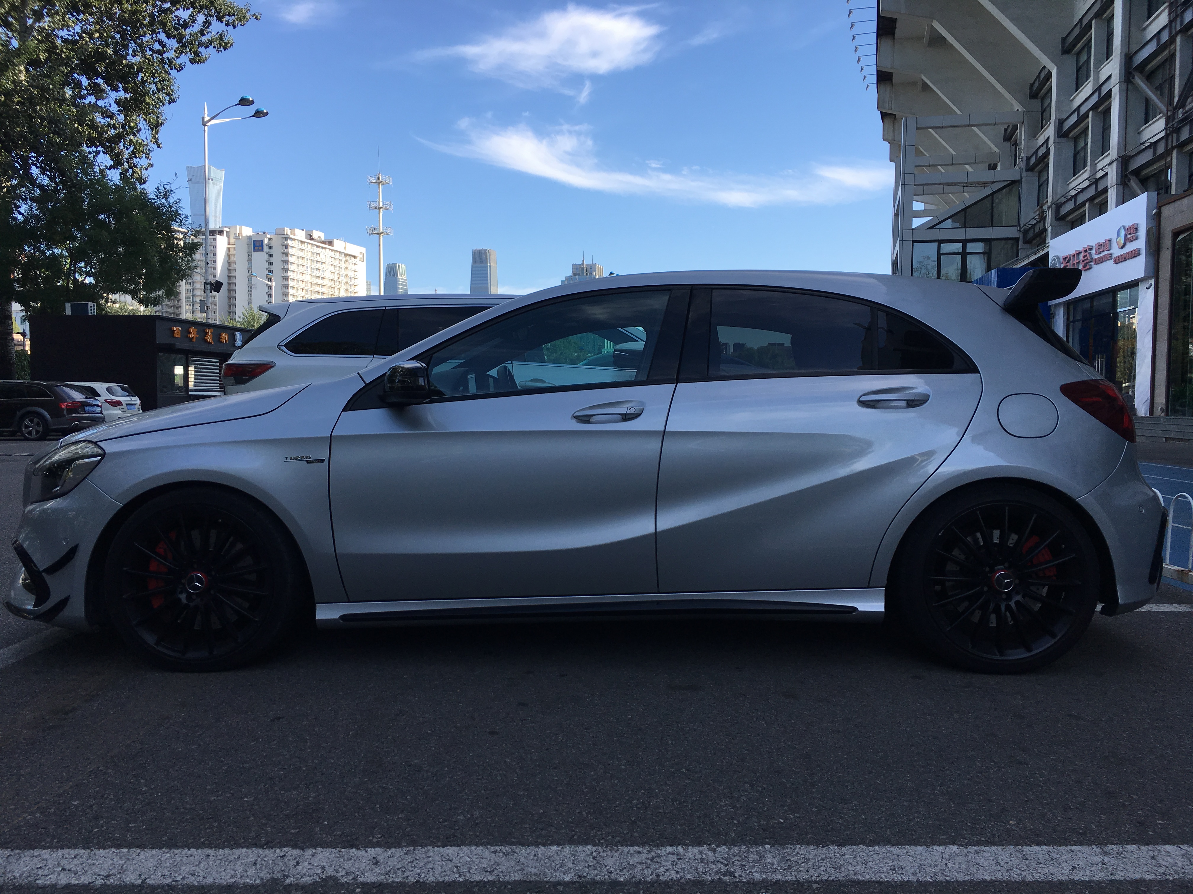 奔驰a45试驾视频(还能更激进丨amg) - 四帝国车市