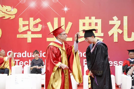 来这所民办大学，成为诺贝尔奖校长的学生