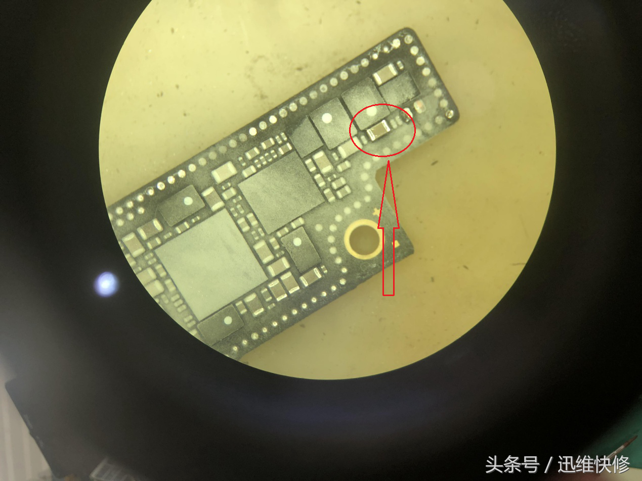 iPhoneX手机无法开机，师傅分离主板秒修复，这技术真不简单！