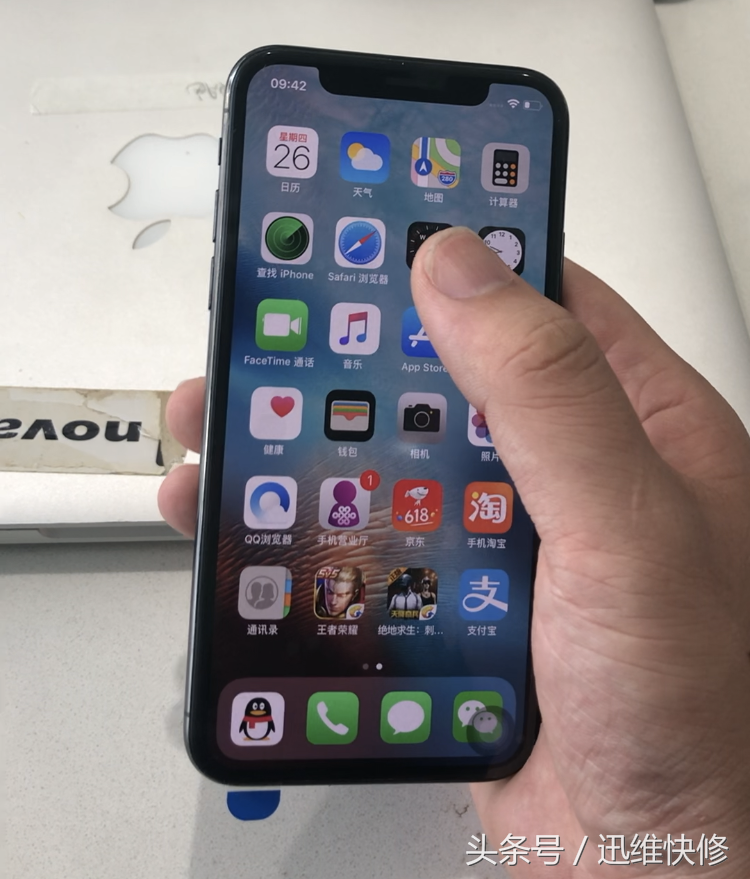 iPhoneX手机无法开机，师傅分离主板秒修复，这技术真不简单！