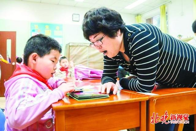 北京市健翔学校校长“送教上门” 让脑瘫儿童不再与世隔绝