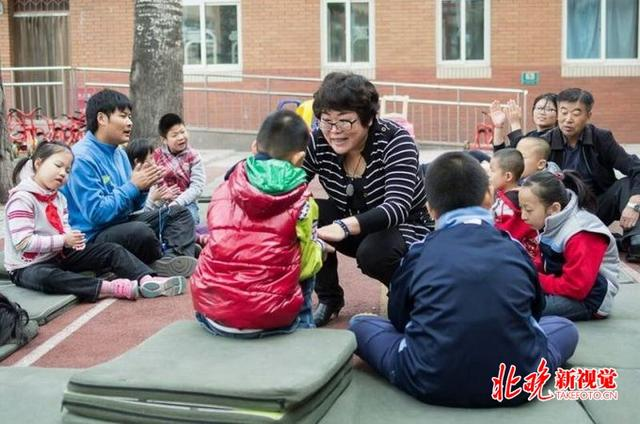 北京市健翔学校校长“送教上门” 让脑瘫儿童不再与世隔绝