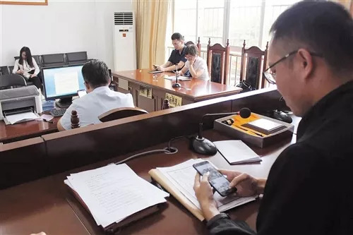 开庭不见被告，法官低头玩手机？南宁首次试水“微信庭审”
