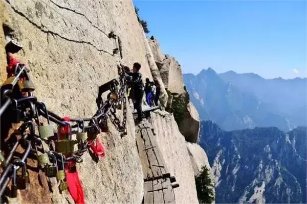 国内第一条全海景玻璃栈道开放!媲美“天空之境”,却吓得腿软~