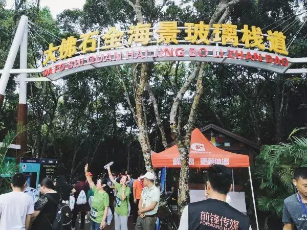 国内第一条全海景玻璃栈道开放!媲美“天空之境”,却吓得腿软~